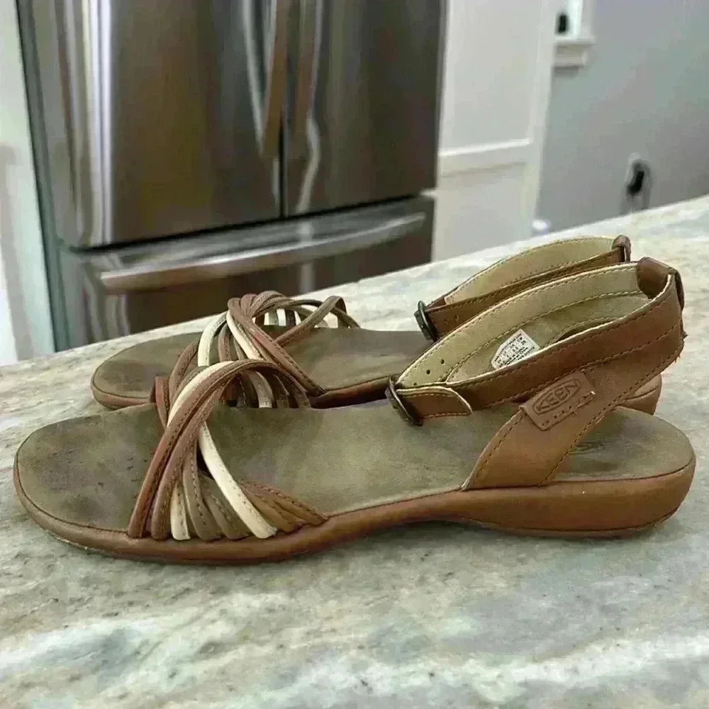 KEEN Tan/Brown Adjustable Stap Outdoor/Comfort Emerald City Sandal II. Size 9